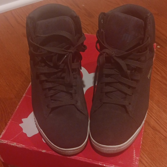 Gym Shoes - Picture 3 of 4